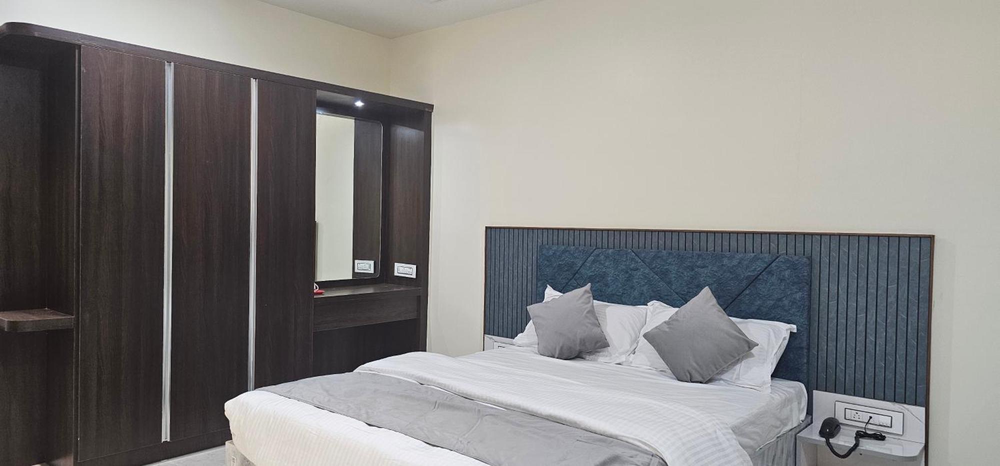 Jai Raja'S Tower Hotel Karaikkudi Bagian luar foto