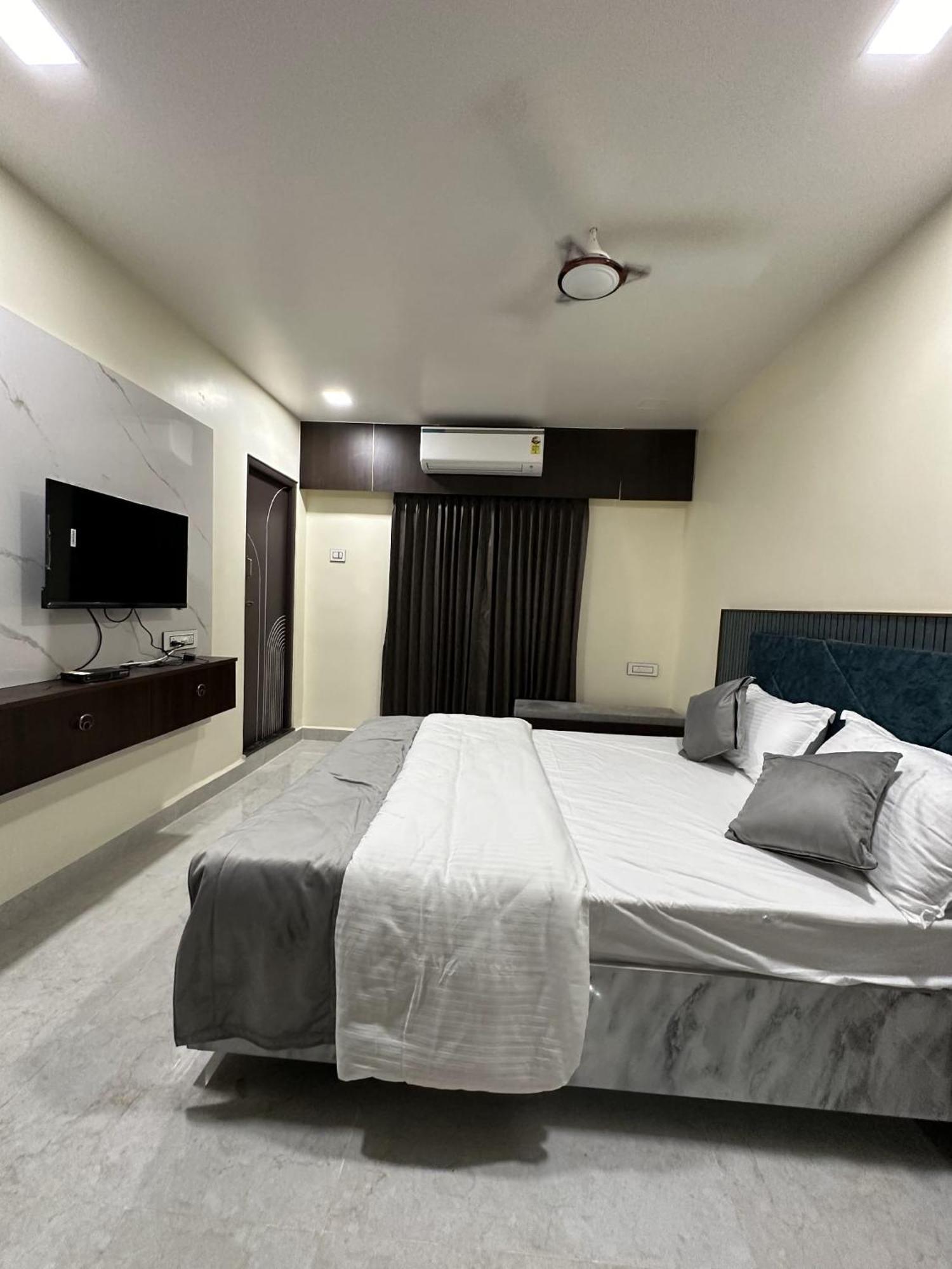 Jai Raja'S Tower Hotel Karaikkudi Bagian luar foto