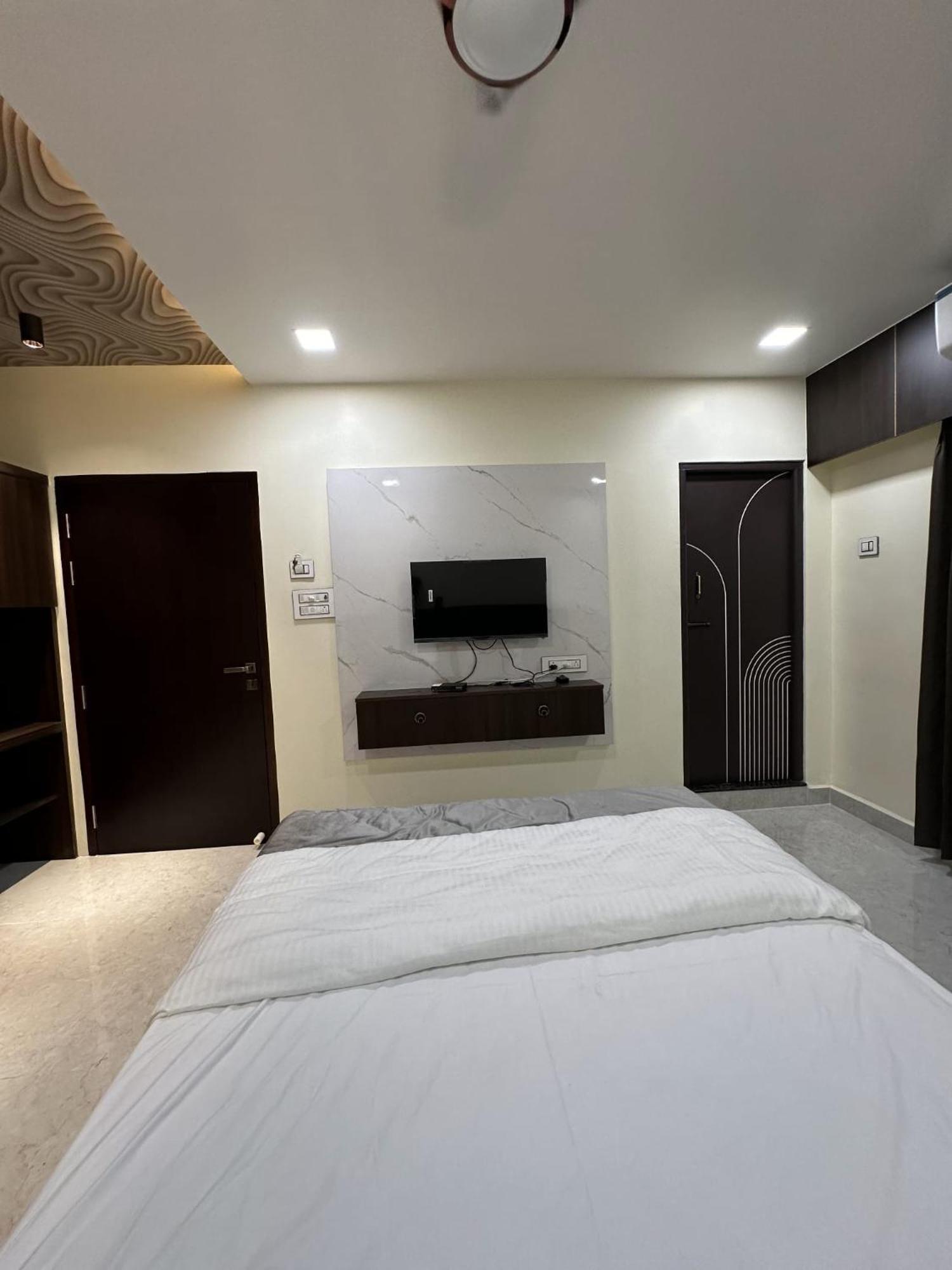 Jai Raja'S Tower Hotel Karaikkudi Bagian luar foto