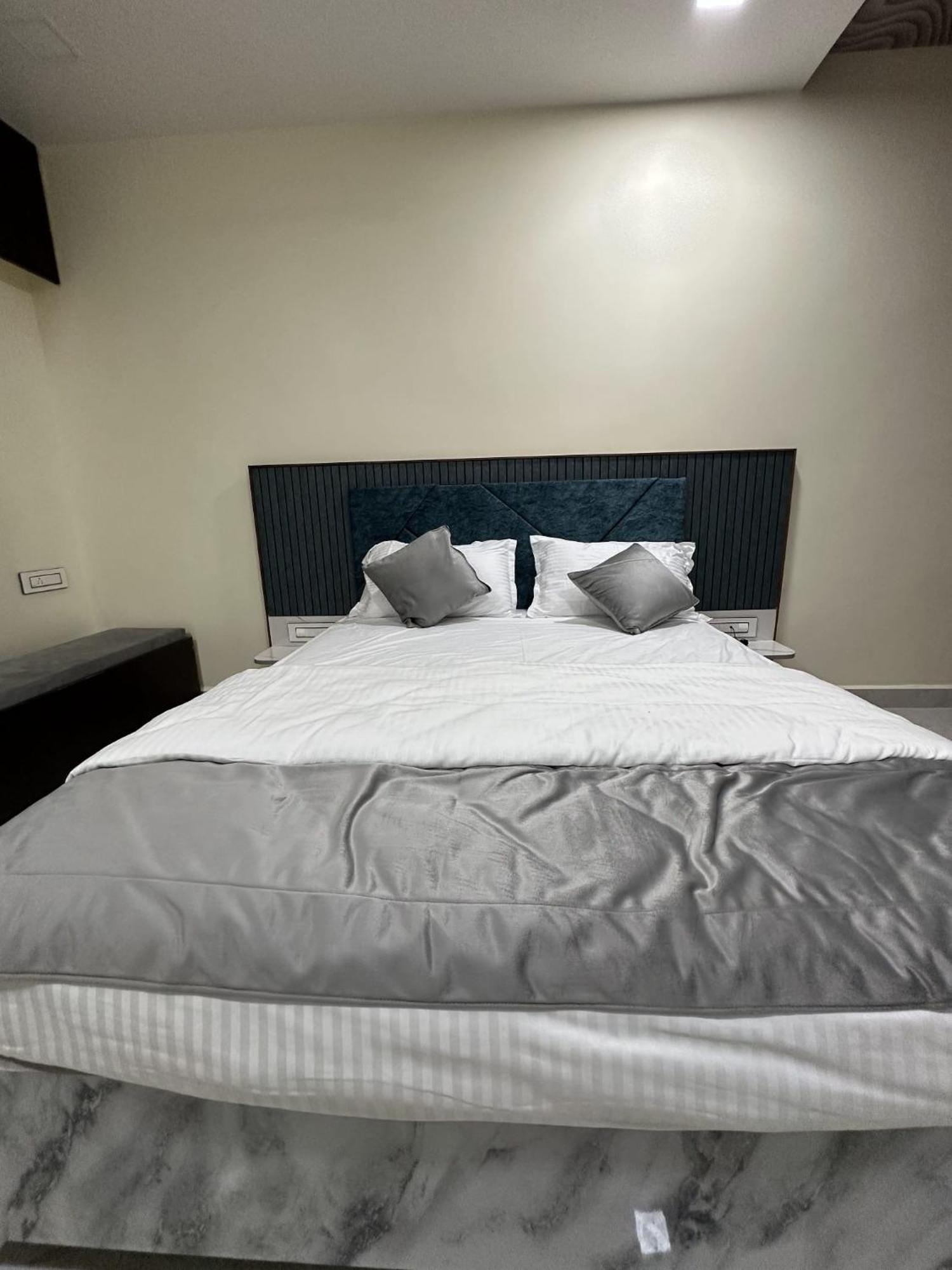 Jai Raja'S Tower Hotel Karaikkudi Bagian luar foto