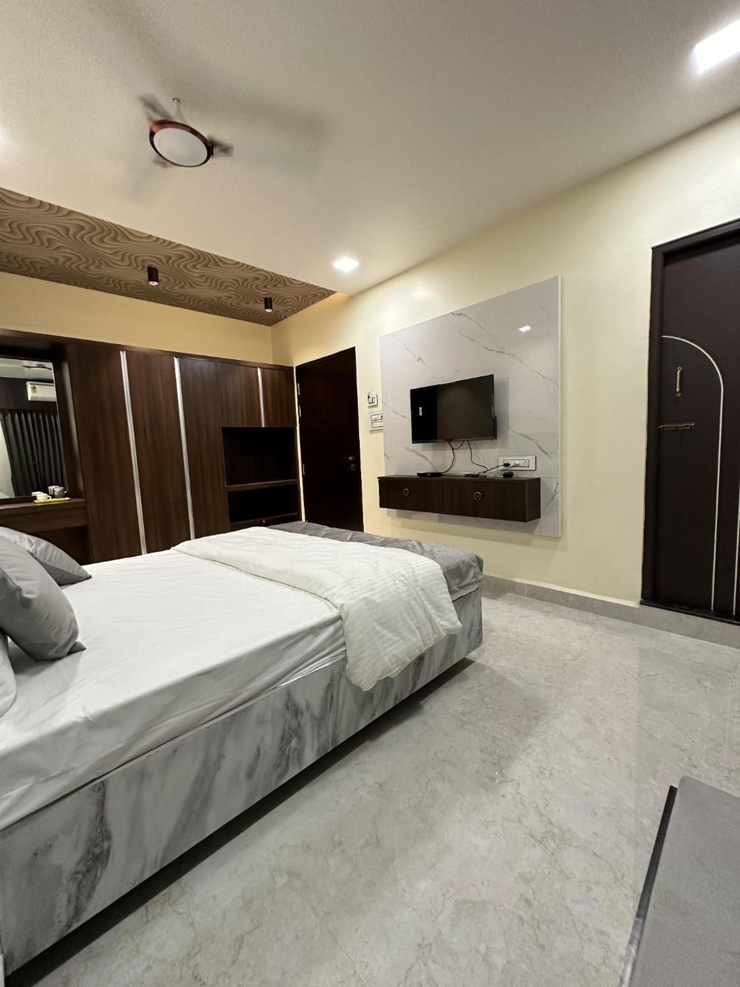 Jai Raja'S Tower Hotel Karaikkudi Bagian luar foto